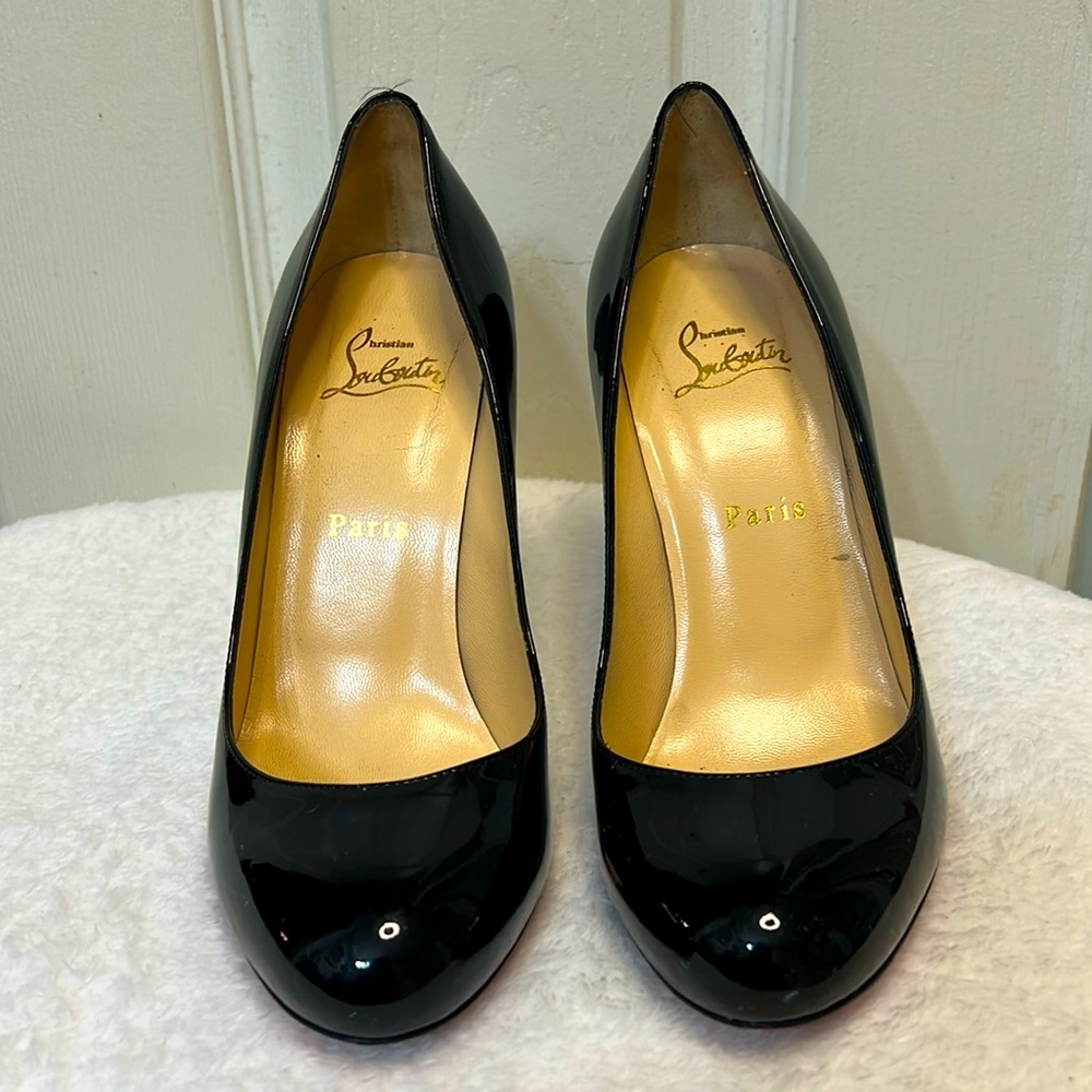 Christian Louboutin red sole black pump 381/2. I